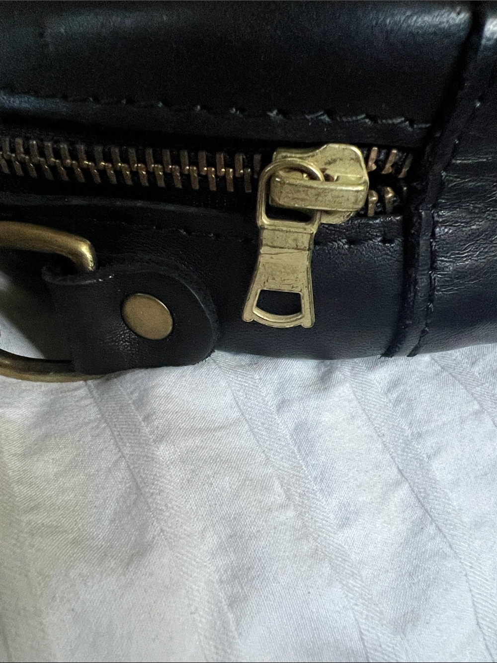 Portland Leather Goods,’Almost Perfect Circle’ Small 7”x2” leather Crossbody Bag - Picture 8 of 10